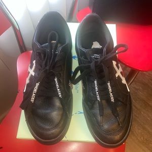 Off white size 39 in EU Which is 6.5 in US.